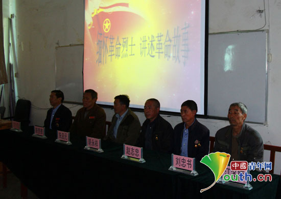 南航支教团邀请平坝老兵及烈士亲属为黎阳学校学生讲述革命故事。