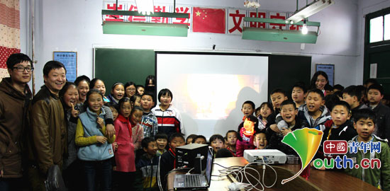 sunbet申搏官方网站研究生支教团组织学生观看电影《超能陆战队》。