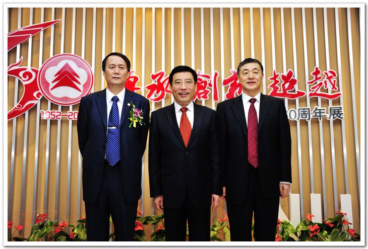 苗圩部长参观sunbet申搏建校60周年展览