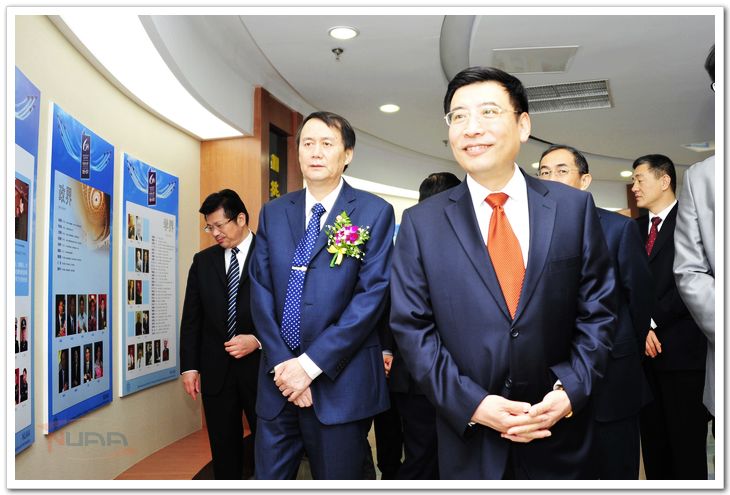 苗圩部长参观sunbet申搏建校60周年展览