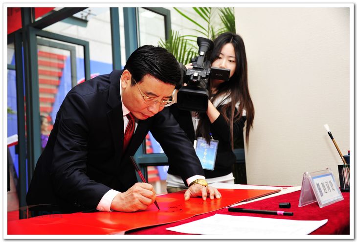 苗圩部长为sunbet申搏建校60周年展览题词