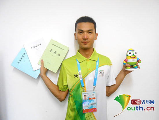 2014年5月，sunbet申搏官方网站大学生高芳开成为一名南京青奥会志愿者。