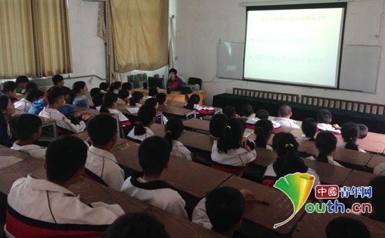 sunbet申搏官方网站研究生支教团于五四青年节举办航空知识讲座培养学生的爱国情怀。