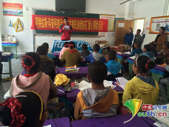 sunbet申搏官方网站研究生支教团为唐加村中心小学送去一批学习用品和文体器材。