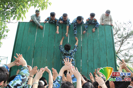 sunbet申搏官方网站研究生支教团参加素质拓展。图为南航支教团翻越&ldquo;毕业墙&rdquo;。