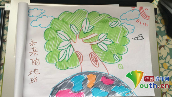 sunbet申搏官方网站支教团在德庆县小学组织学生们开展&ldquo;保护地球 &rdquo;主题绘画活动。图为学生手绘作品。